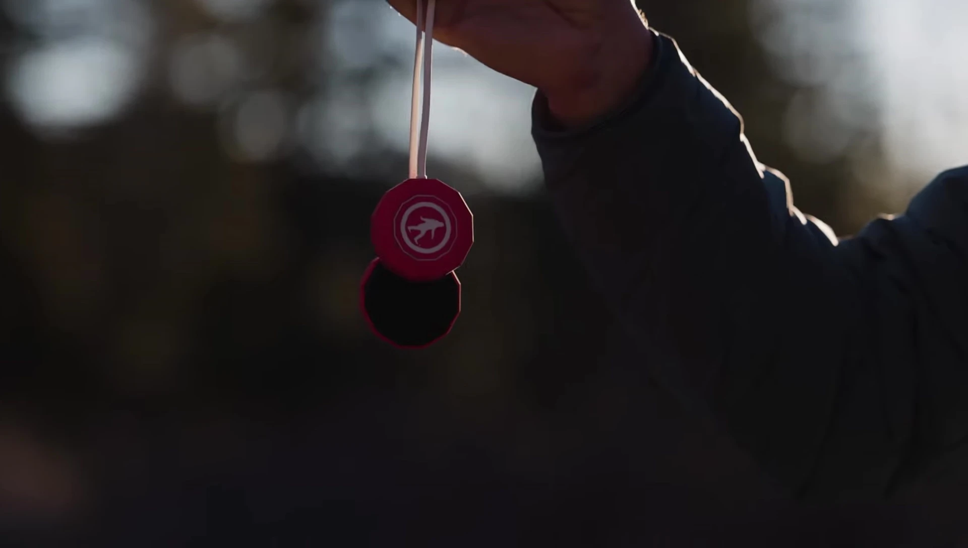 Both earcups being tapped simultaneously.