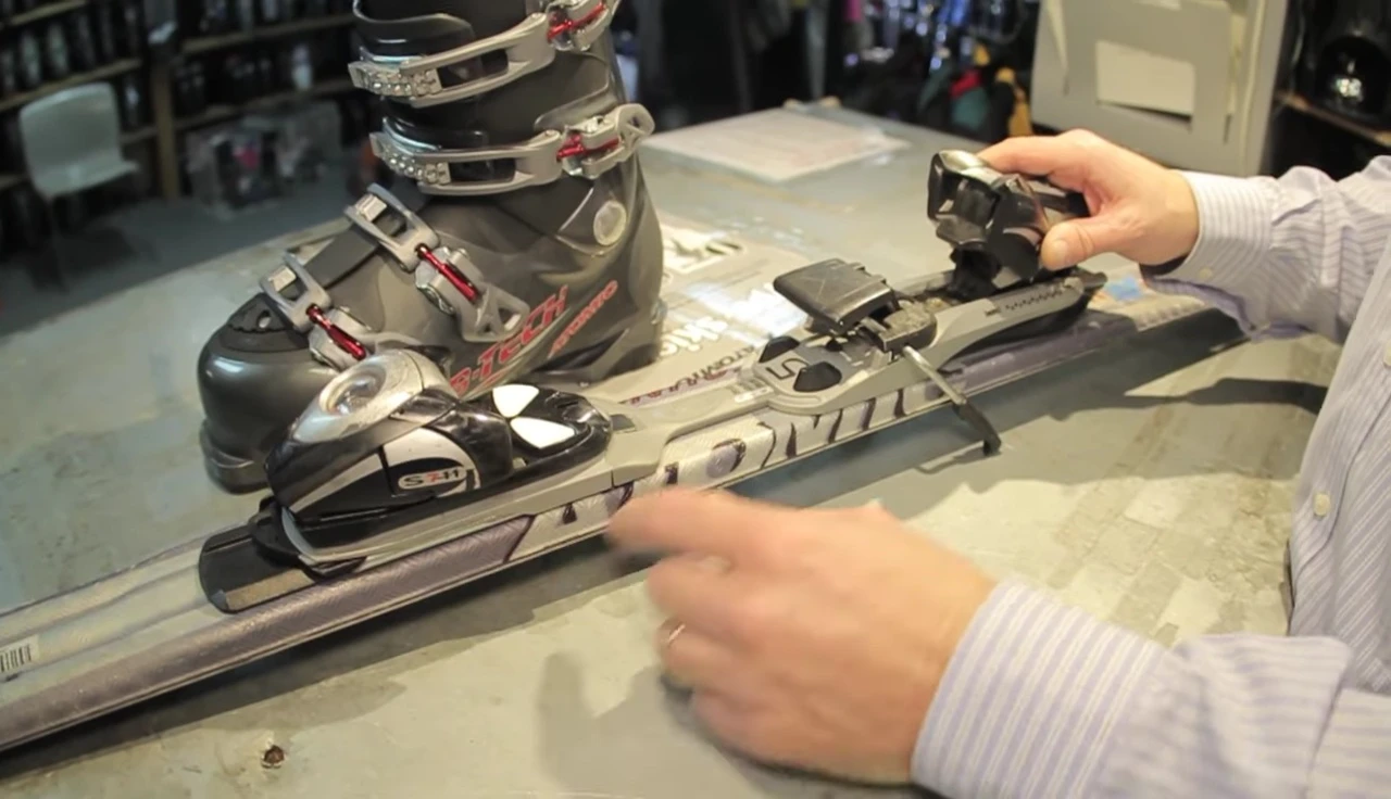 Adjusting a Salomon binding.