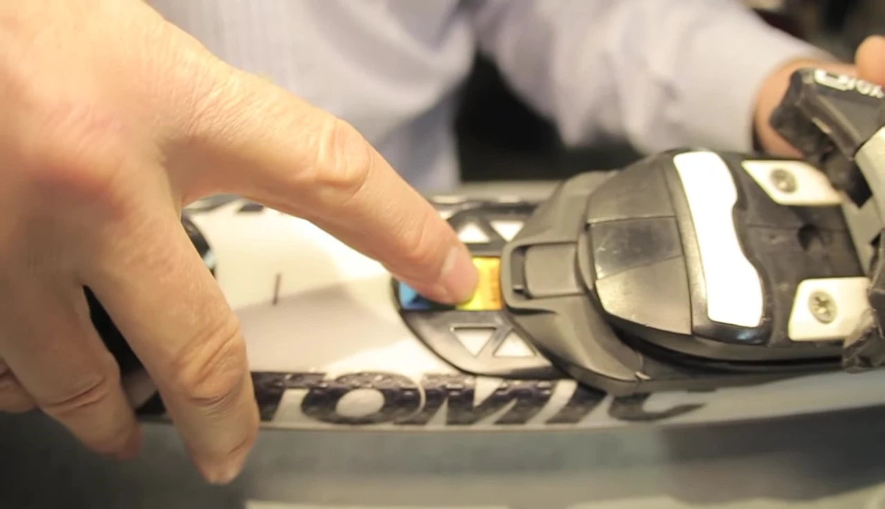 The binding showing the different size ranges for the toe piece adjustment.