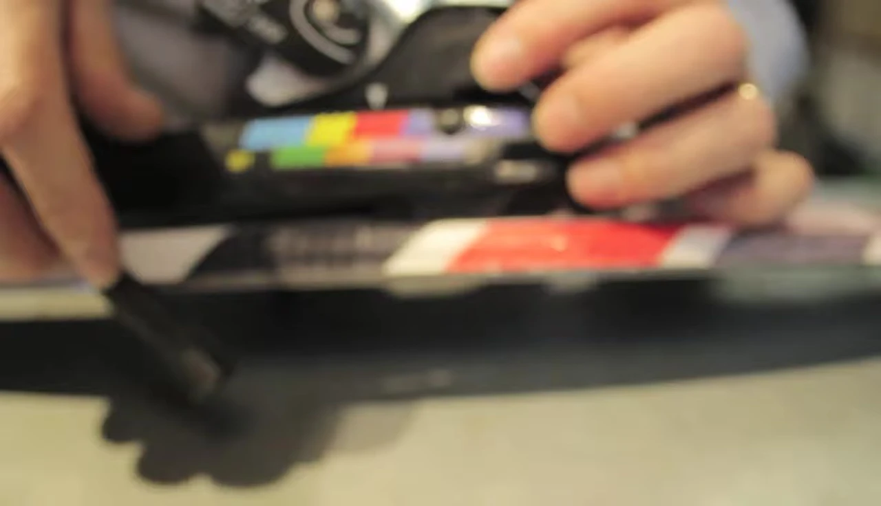 Adjusting the heel piece using the arrow indicator.