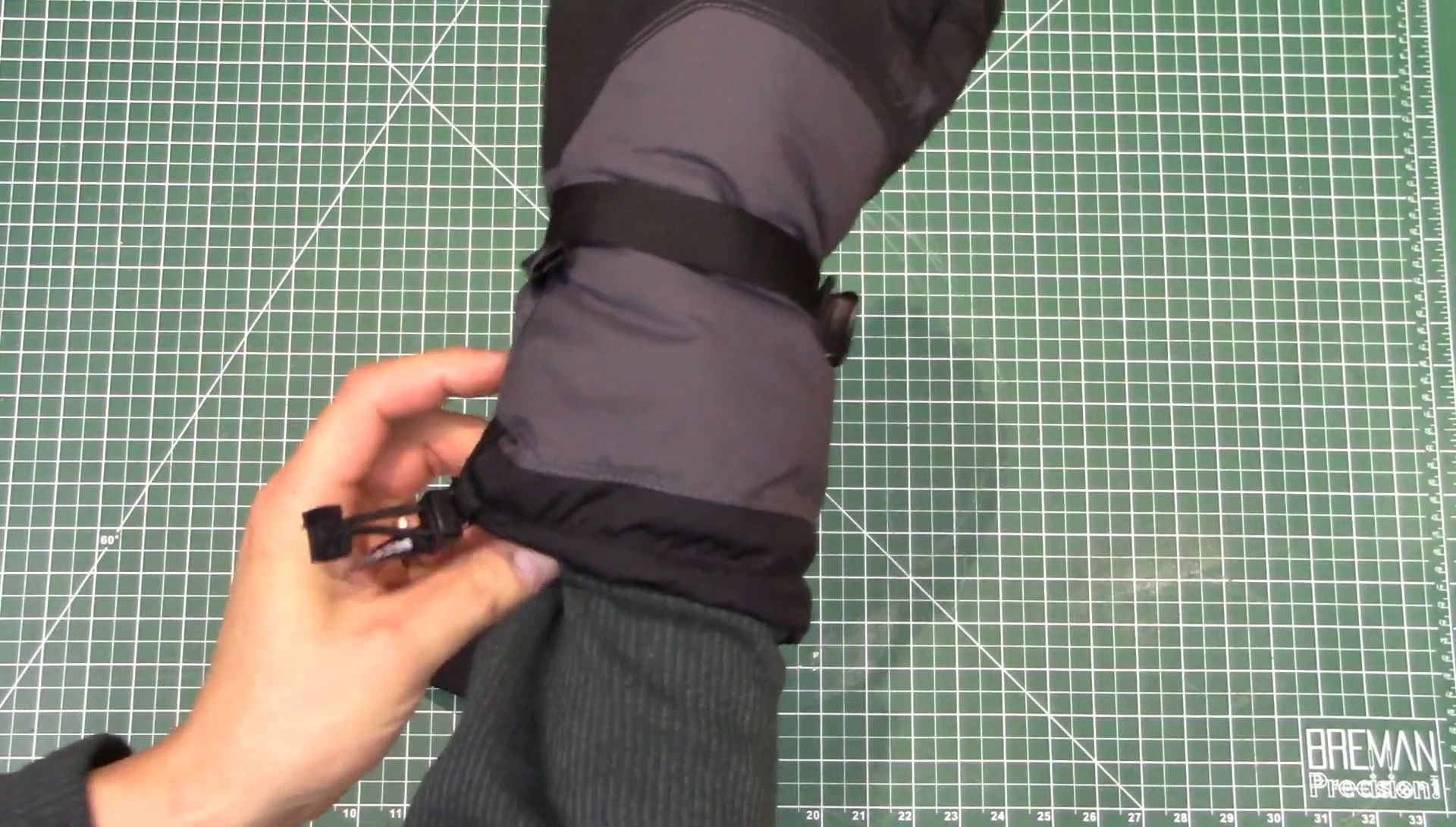Demonstration of the cuff cinching mechanism