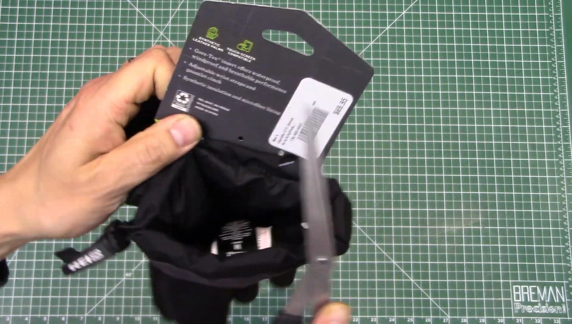 Label highlighting features including synthetic leather palms and touchscreen compatibility