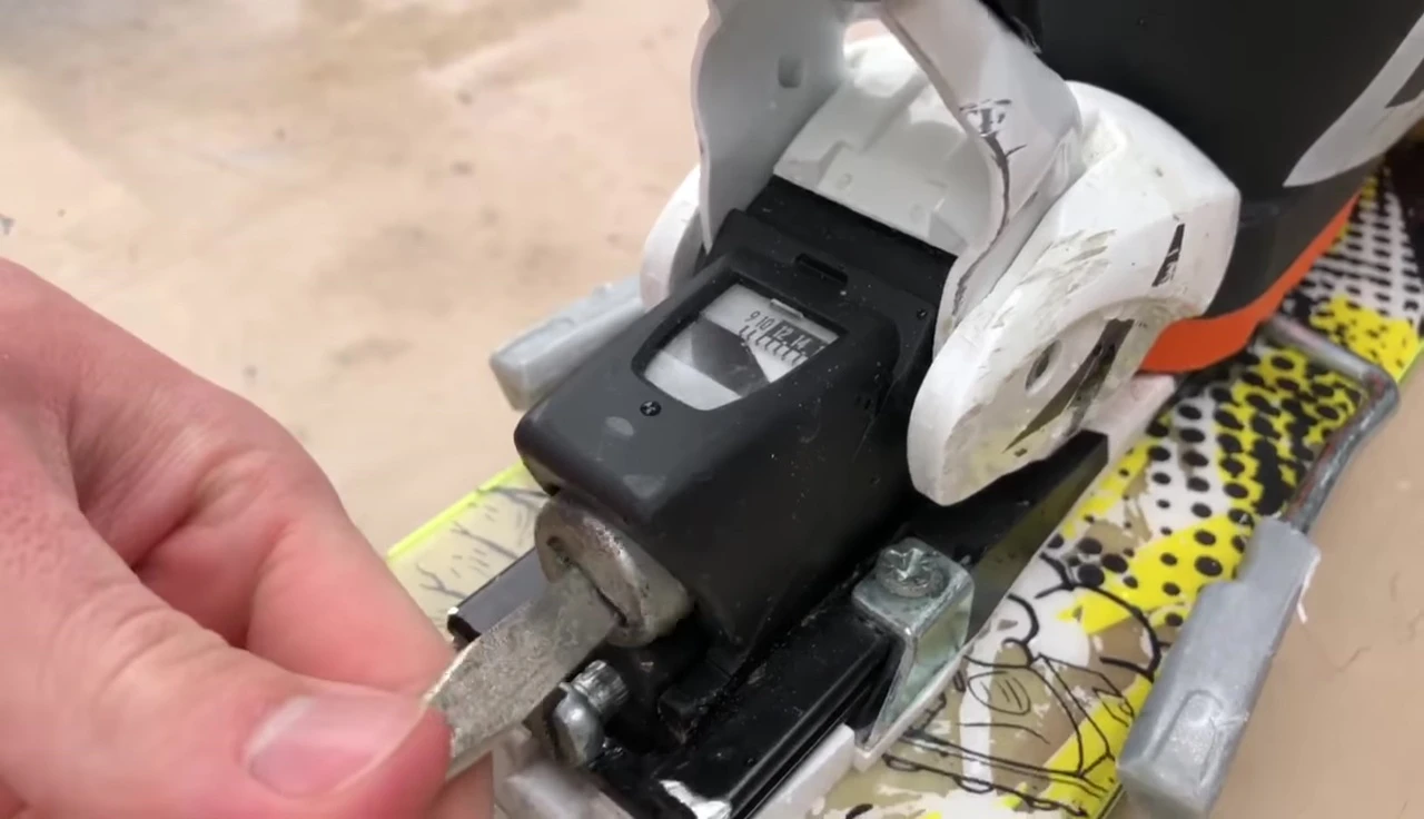 Adjusting the rear binding's DIN setting