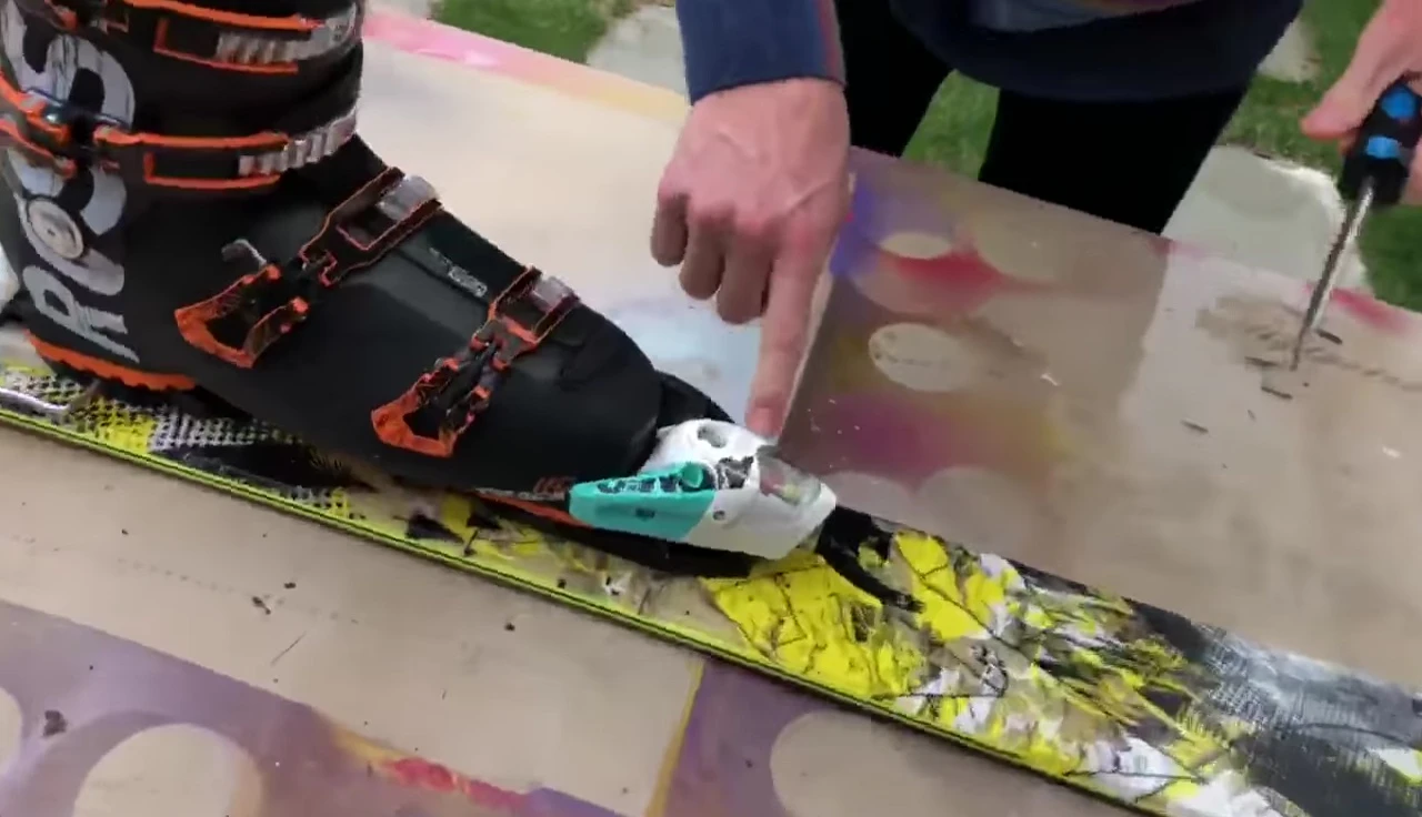 View of the DIN setting scale on the ski binding