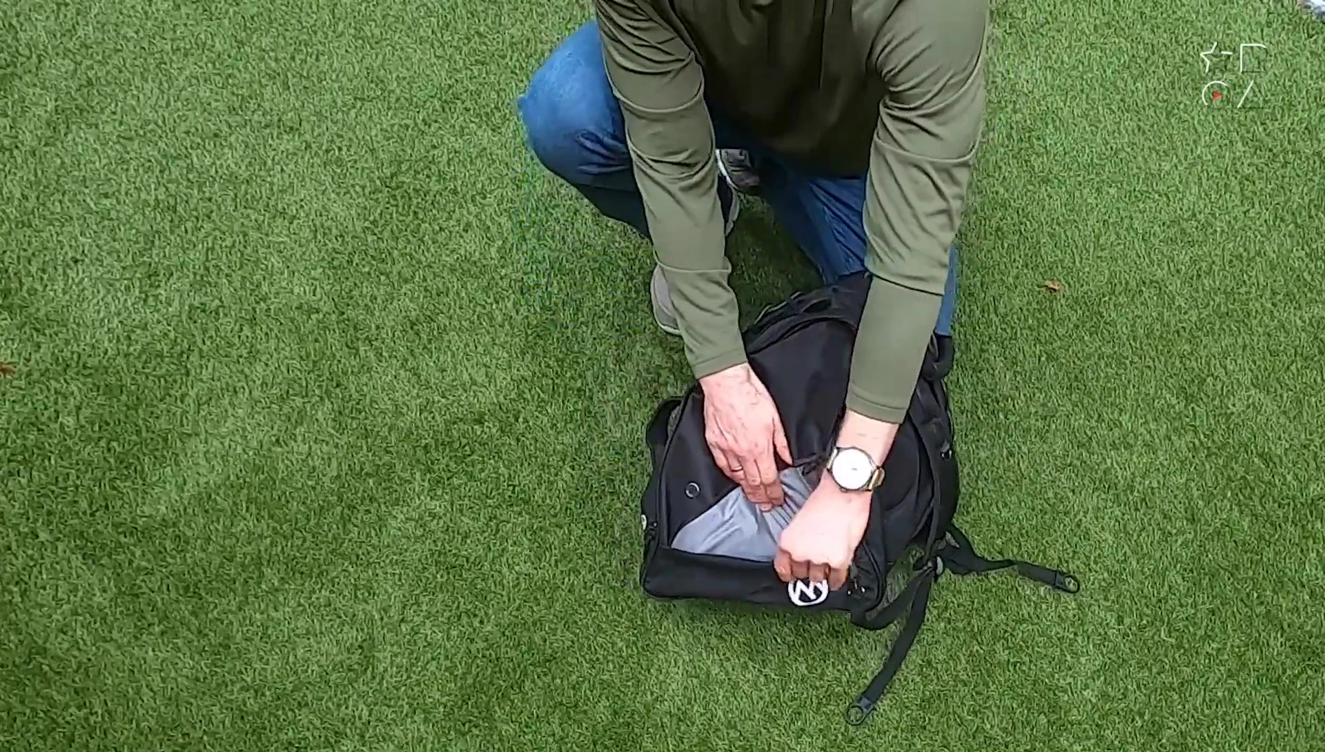 Highlighting the ventilation pockets on the side of the bag.